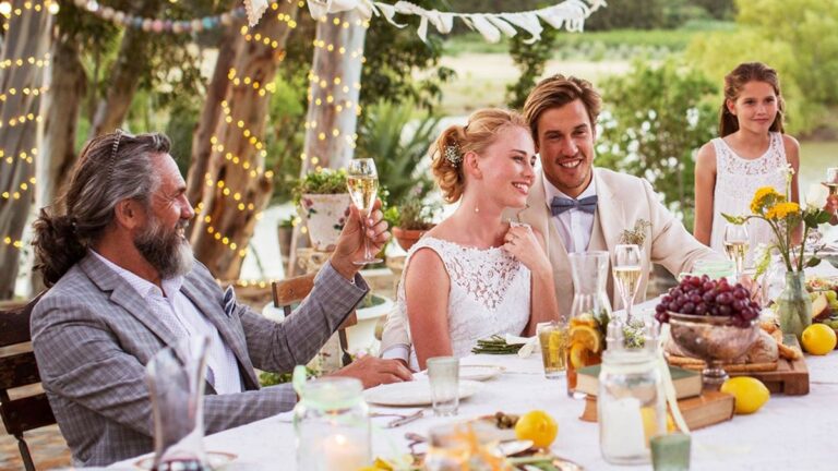 diner repas de mariage table des mariés parent enfant toast exterieur ambiance été champagne raison