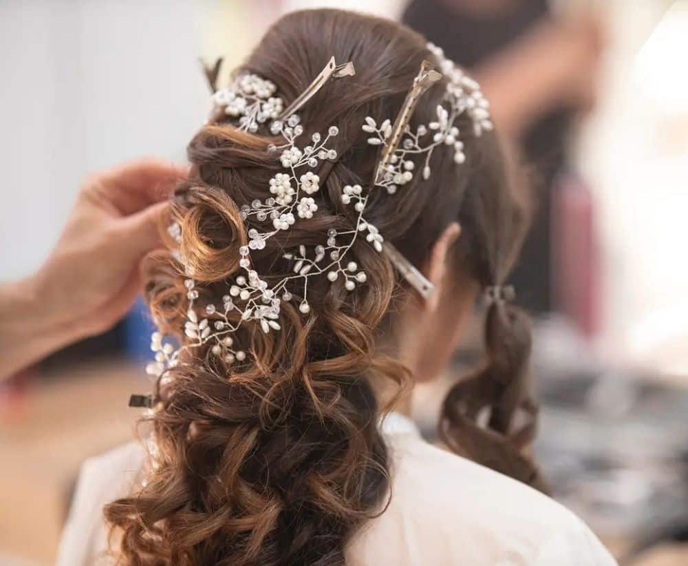 essai coiffure mariage professionnelle tresse fleur cheveux chatain femme de dos