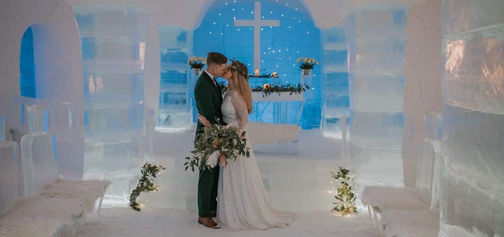 mariage insolite sous la glace couple mariés croix glacon decor ice bar