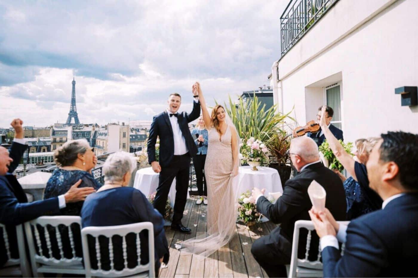 mariage paris rooftop tour Eiffel invités cérémonie voeux couple mariés