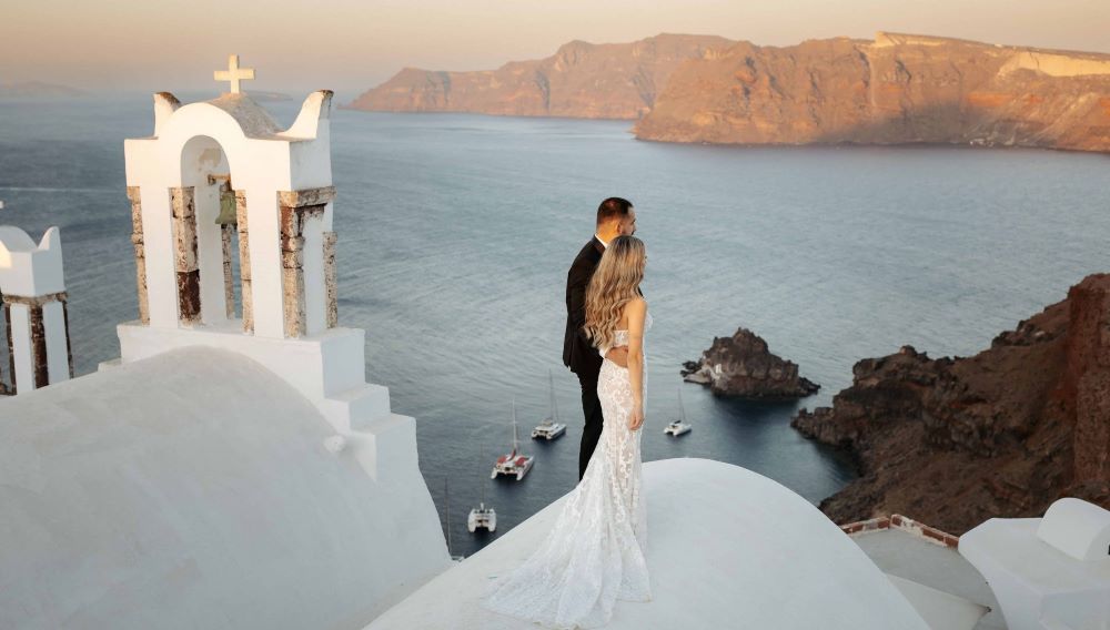 mariage santorini voyage paysage couple tenue costume robe toi blanc