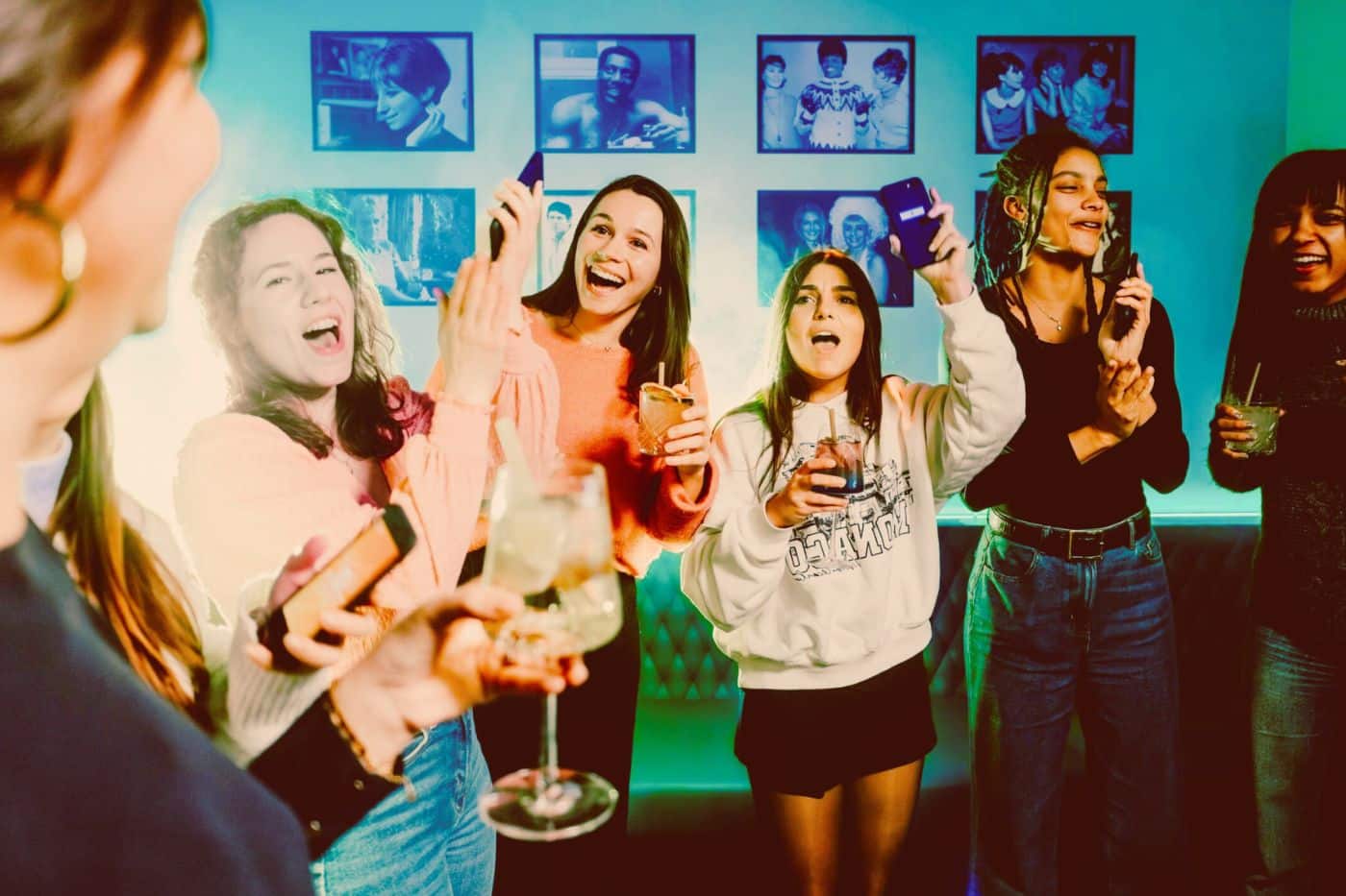 soirée entre amies karaoké karafun champagne blind test ambiance