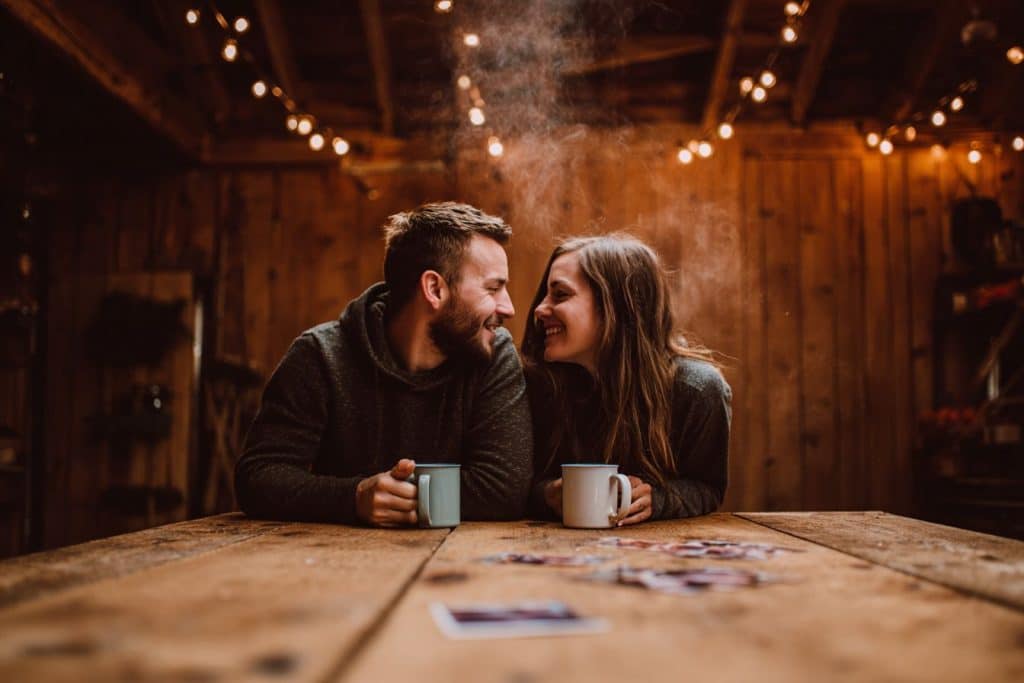 Couple célébrant leurs 5 ans de mariage dans une cabane en bois lumière dorée, ambiance chaleureuse