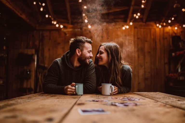 Couple célébrant leurs 5 ans de mariage dans une cabane en bois lumière dorée, ambiance chaleureuse