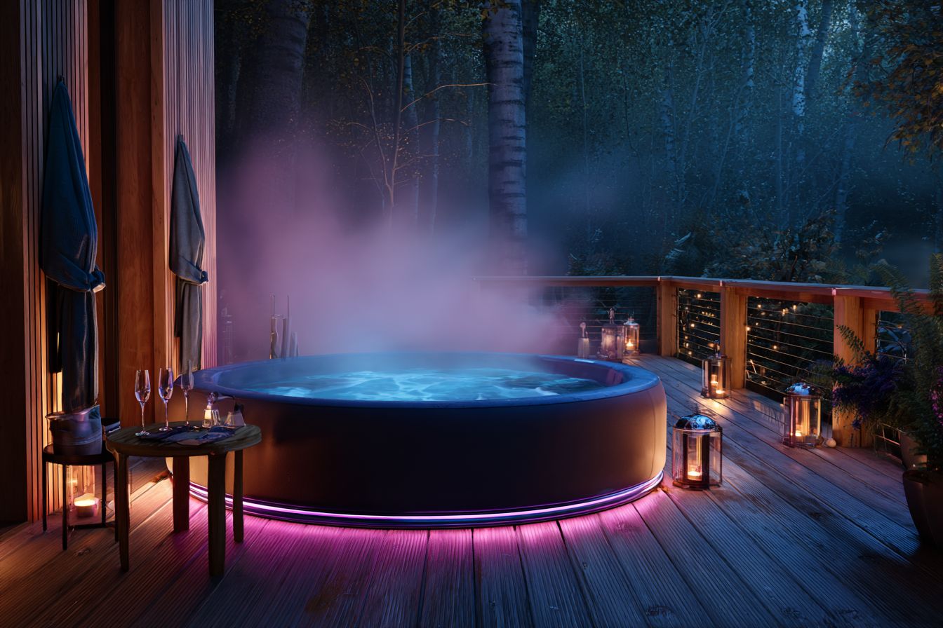 Spa privatif fumant sur terrasse en bois au cœur d’une forêt, peignoirs et lanternes, atmosphère romantique pour noces de bois