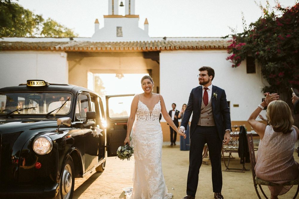 mariage theme seville espagne hacienda lieu voiture vintage taxi couple marié coucher de soleil golden hour