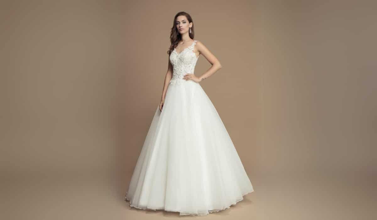 style princesse robe de mariage blanche mariée fond unie marron taupe  bustier en dentelle illusion et jupe en organza