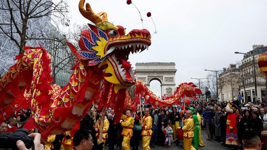 danse du dragon nouvel an chinois 2024 paris avenue champ Elysée arc de triomphe année lunaire festivités tradition