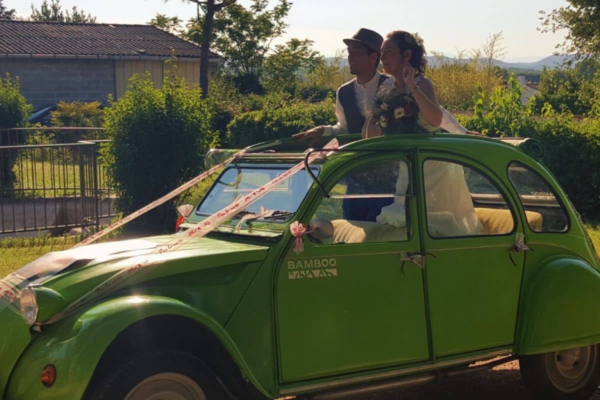 photographie voiture vintage mariage retro champetre citroen 2cv verte toit ouvrant mariés