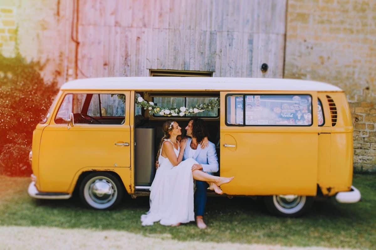 photographie voiture vintage mariage retro boheme chic volkswagen combi jaune