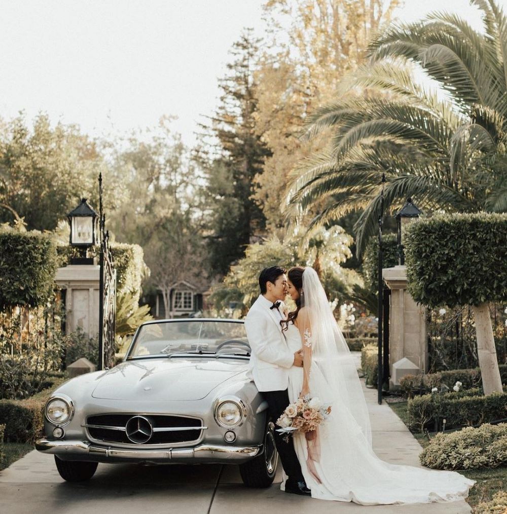 voiture vintage mercedes cabriolet rétro couple mariés photo de mariage