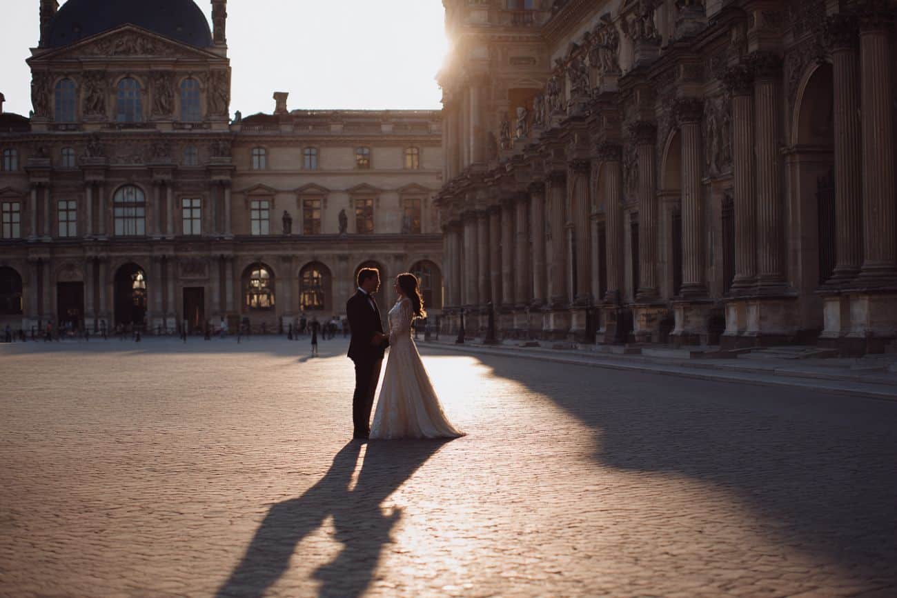 Séance photo de couple mariés devant un monument vide, illustrant l'avantage de se marier en semaine pour les photos