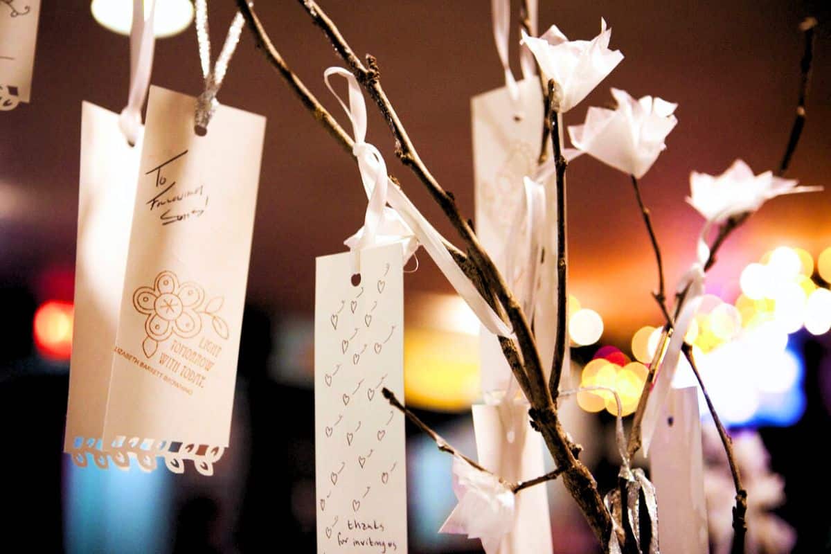 wish tree mariage arbre à souhait voeux invités mot touchant émouvant branche