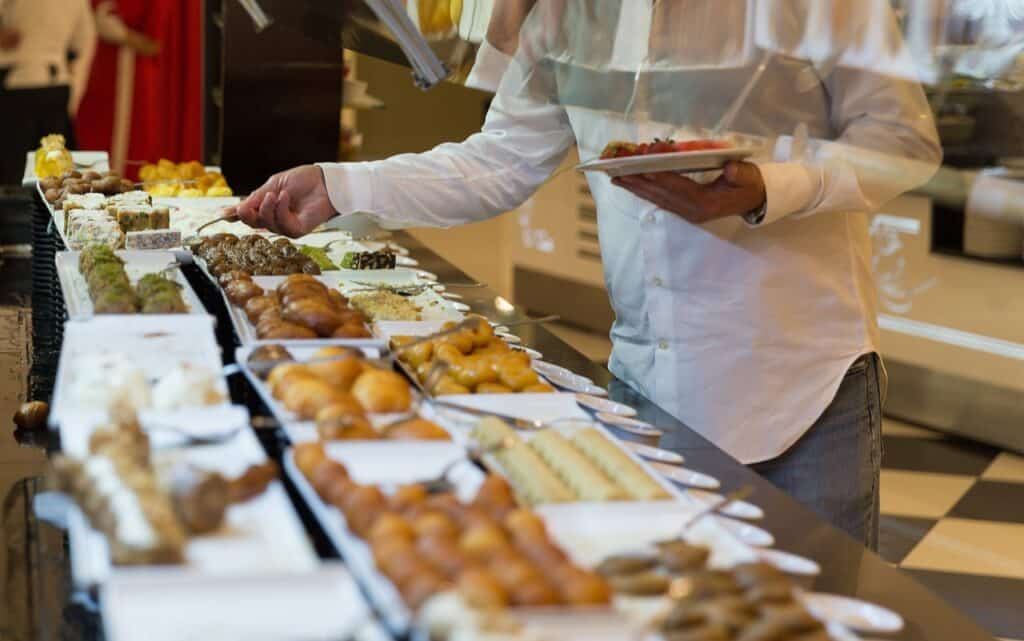 buffet thematiue pour les invités délicieux plat à deguster autour d'une table