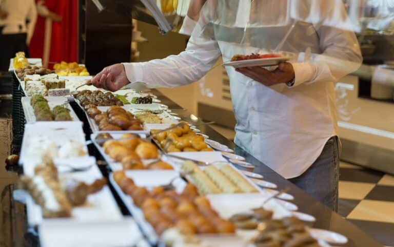 buffet thematiue pour les invités délicieux plat à deguster autour d'une table