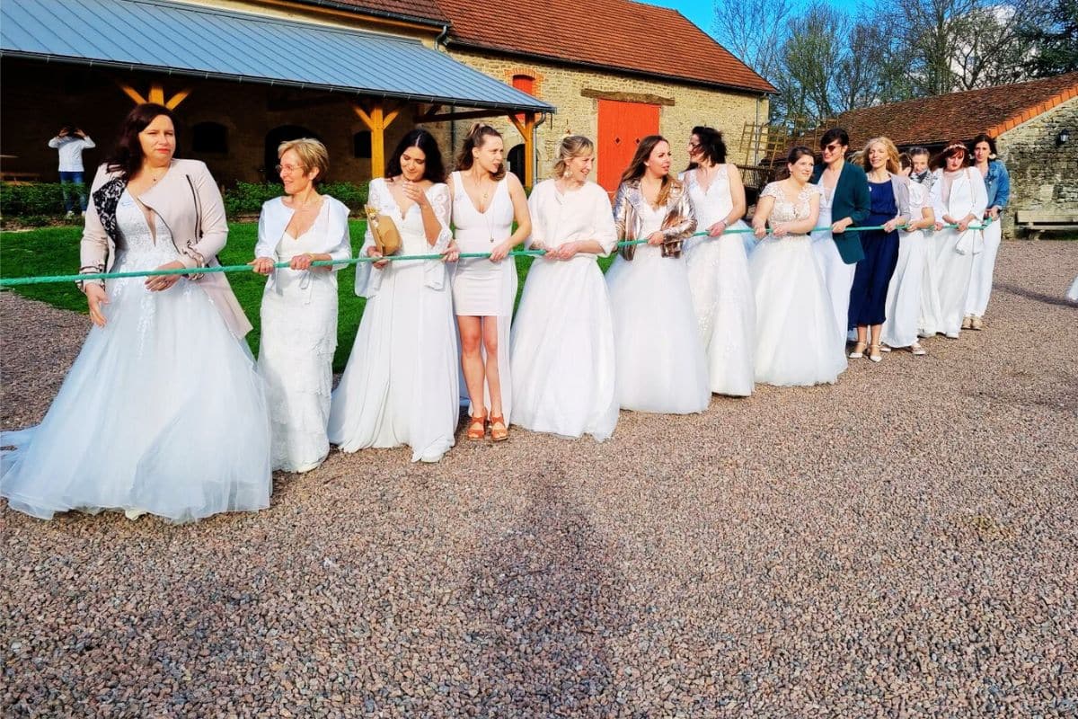 jeu de mariage tir à la corde robe des mariés blanche activité