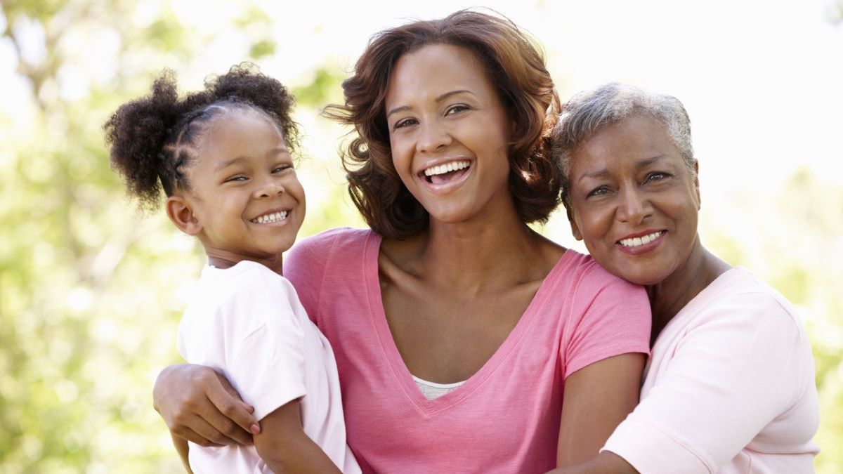 fete des meres 3 génération de femme enlacé fille grand mère maman