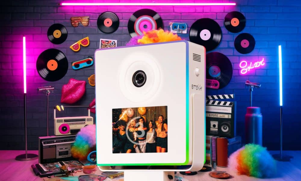 espace photobooth avec des accessoires rétro comme des lunettes oversized, des perruques colorées, des vinyles et des cassettes disposés en arrière-plan, parfait pour immortaliser les souvenirs