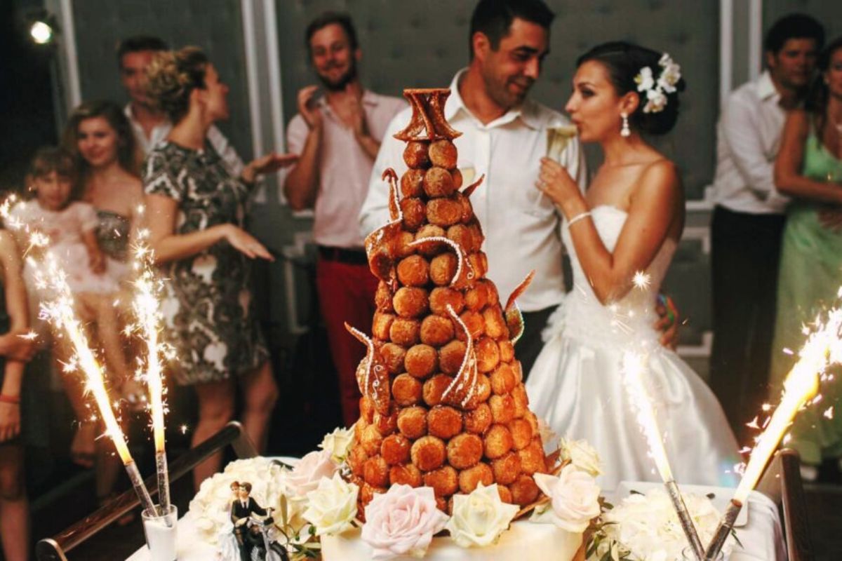 pièce montée coutume de mariage gâteau fin de cérémonie découpe feu de bengal mariés