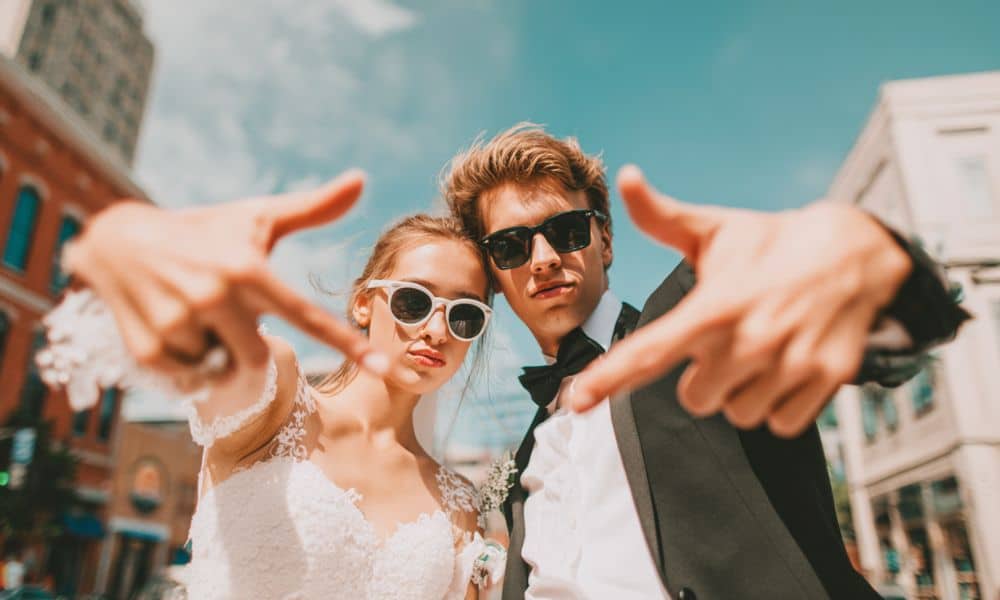 couples homme femme mariés jour de mariage cérémonie photo lunettes de soleil