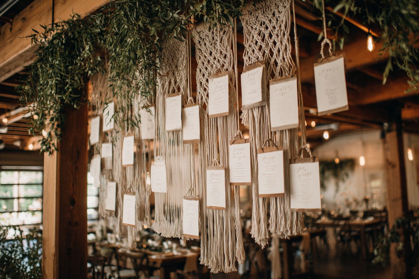 plan de table mariage original suspension macramé bois invités numéros tables