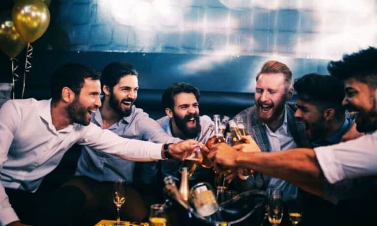 Collègues réunis lors d'une soirée d'entreprise