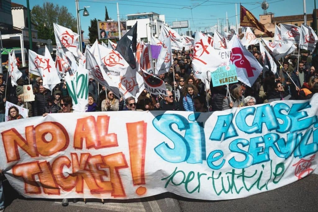greve habitant venise dans la rue banderole surtourisme