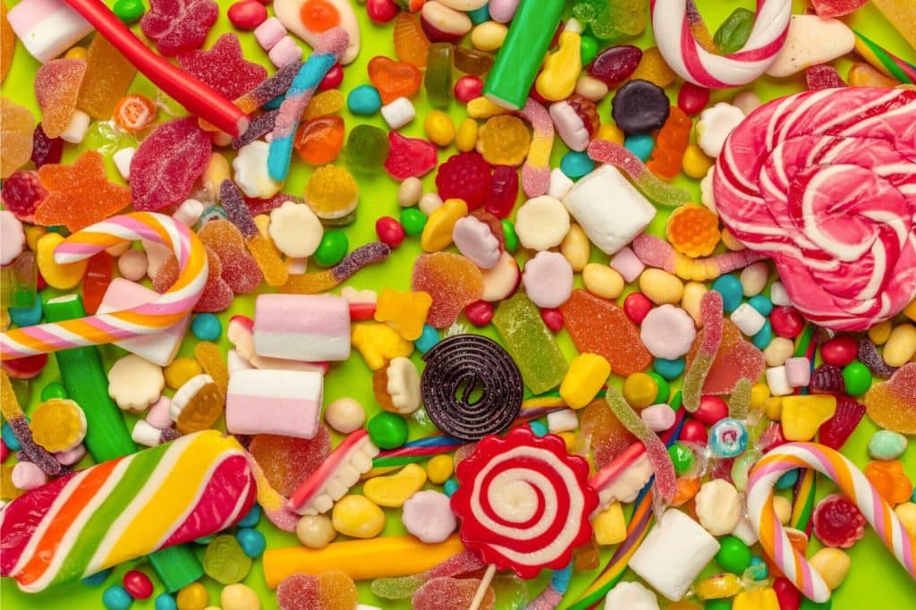 choix bonsons tous différent étalé sur une table sucre chamallow réglisse haribo