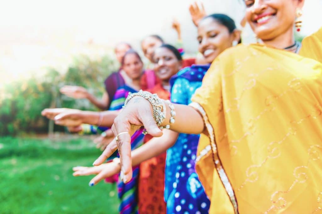 mariage Bollywood indien thème danse jardin extérieur femme tatouage henné