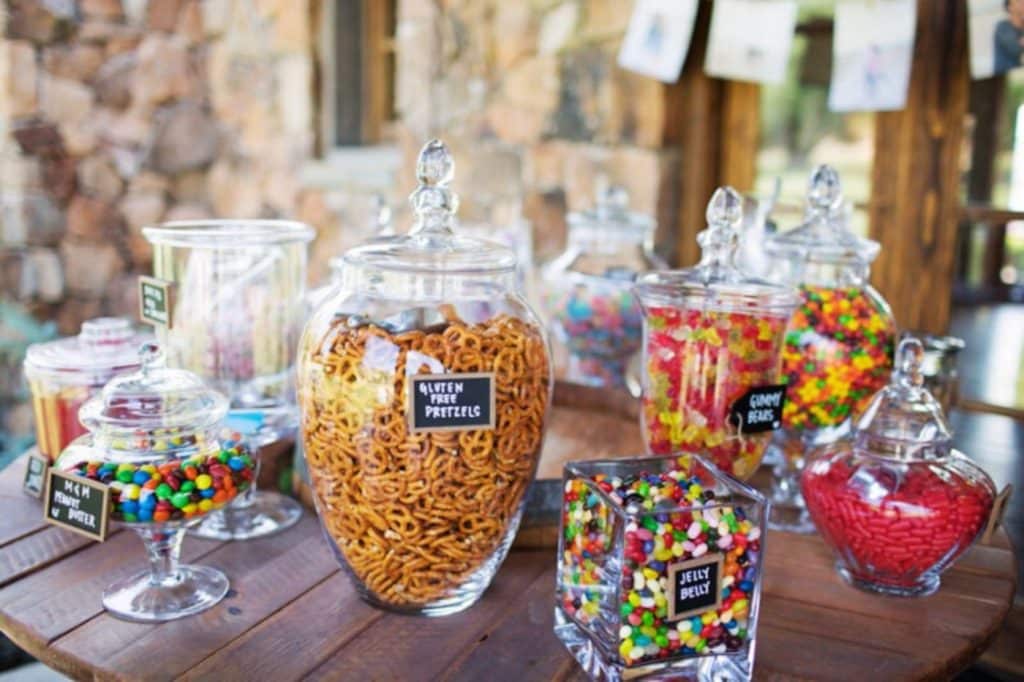 table bar à bonbon mariage champetre bretzel salé bocaux verre bonbons pour les invités