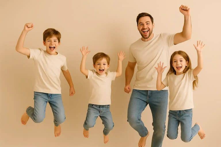 papa et les enfants sautent pour prendre une photo en l'air poings et mains levés jean tshirt tenue casual