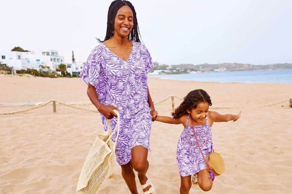 mère fille plage course joie bonheur été robe pareil