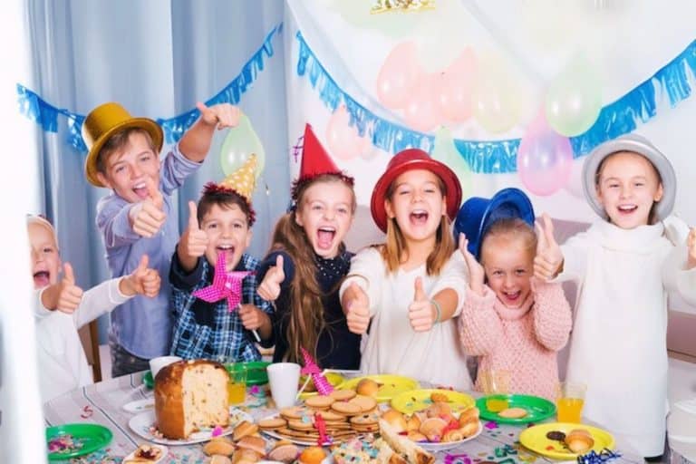 gouter anniversaire enfant petit filel garçon table manger bonbon gateau décoration chapeau fête