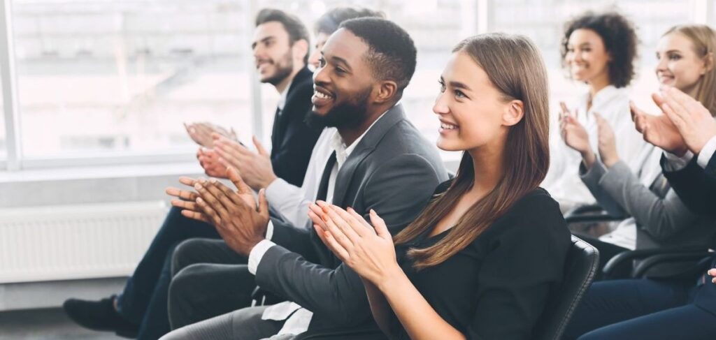 public applaudis séminaire entrepris rentrée collaborateur content heureux objectif salle remplie conférence