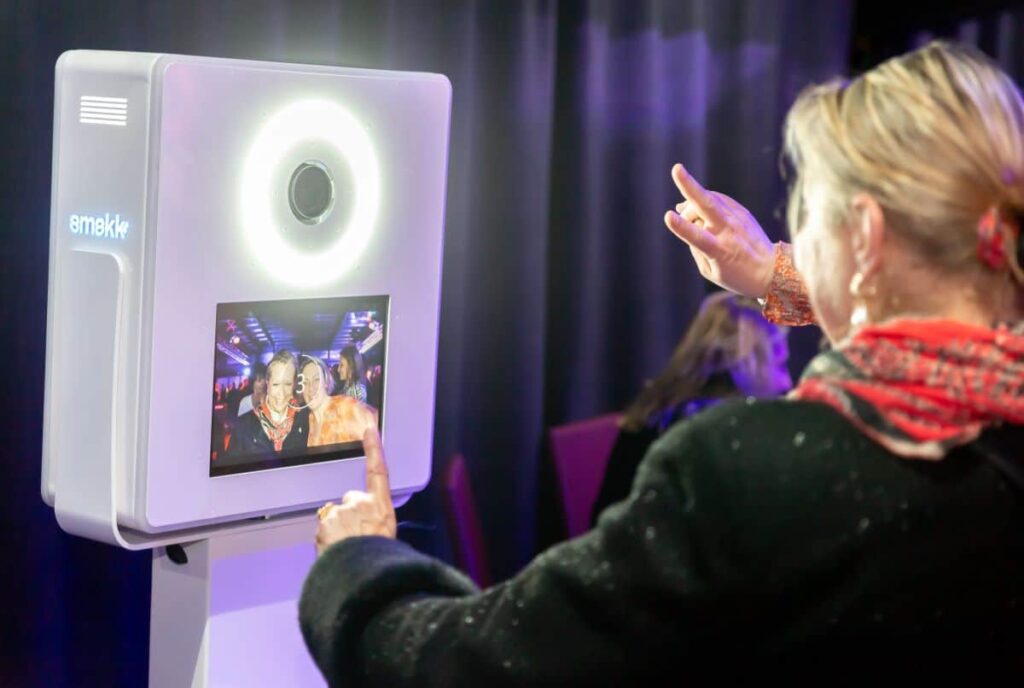 borne photobooth smakk écran tactile prise selfie photo invitée femme borne photomaton impression