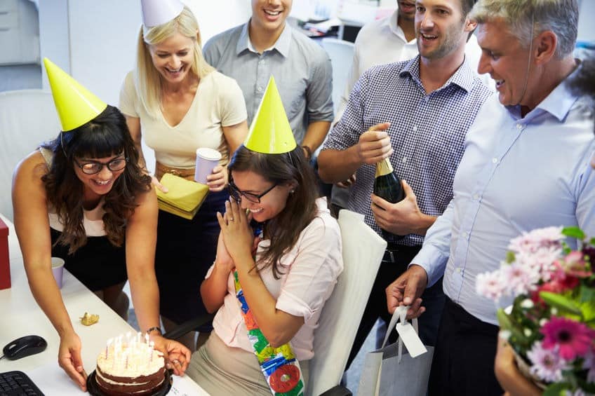 femme fêtant anniversaire bureau célébration équipe