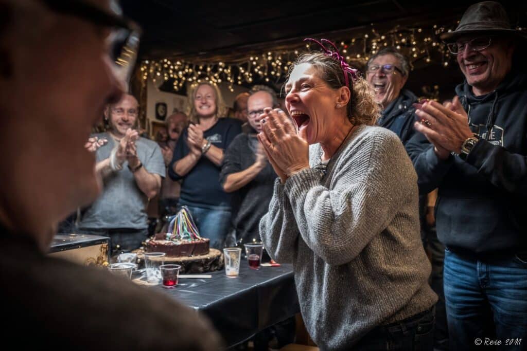 anniversaire surprise émotion femme amis invités autour célébration fête