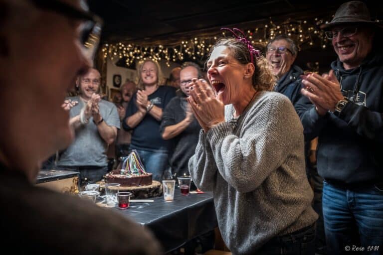 Invités surpris lors d'un anniversaire adulte
