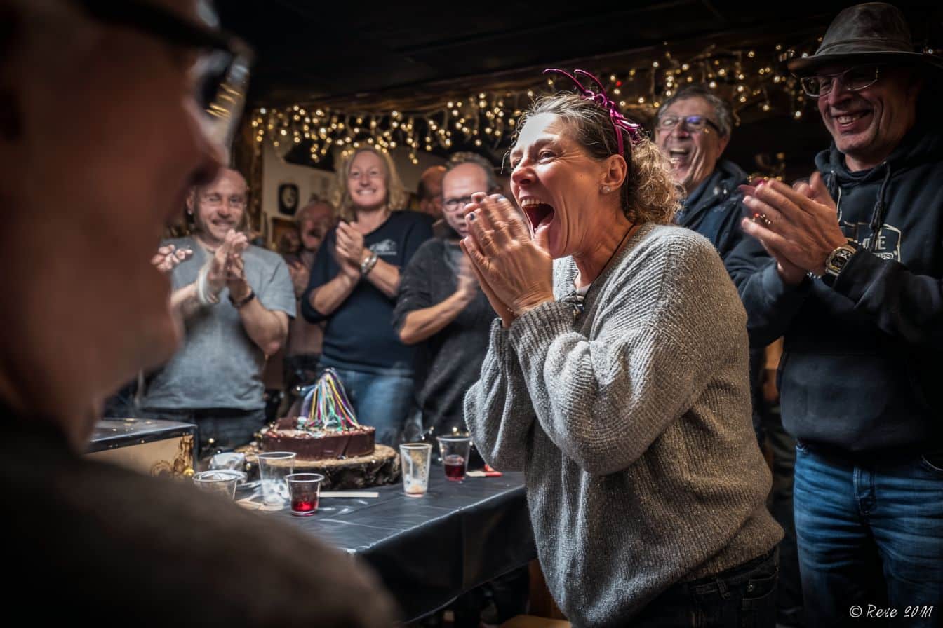 anniversaire surprise émotion femme amis invités autour célébration fête