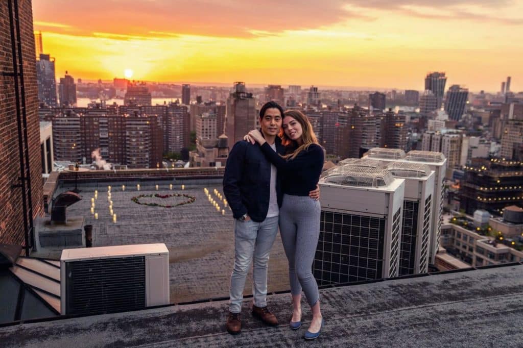 rooftop new york Brooklynn coucher de soleil golden hour demande mariage couple amoureux skyline