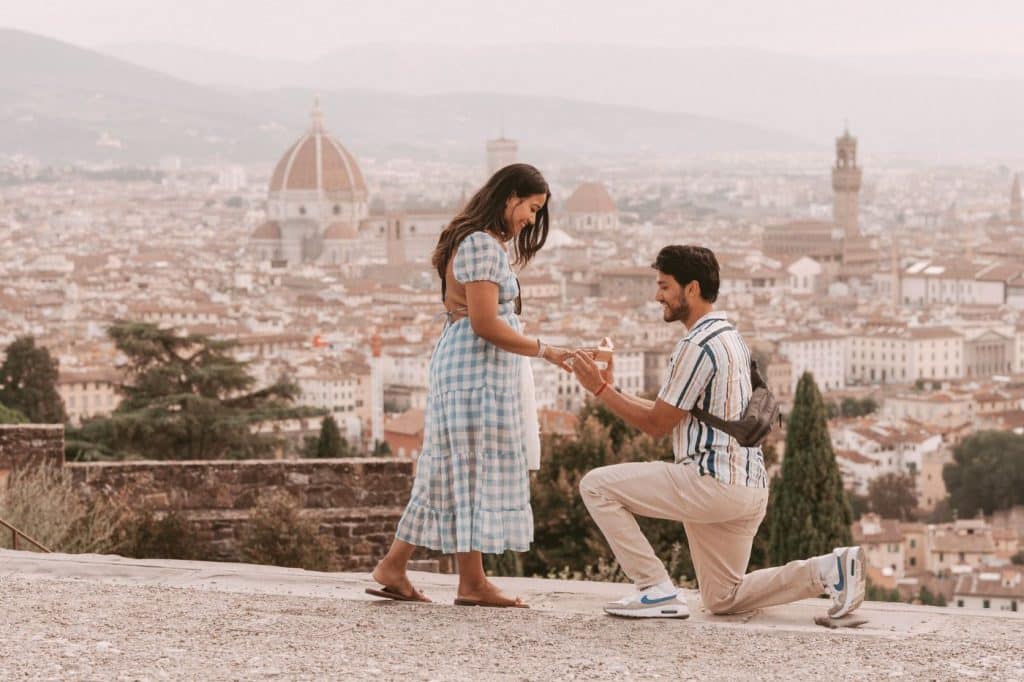 homme demande fiancée à genoux en mariage bague proposal ville de florence en décor hauteur