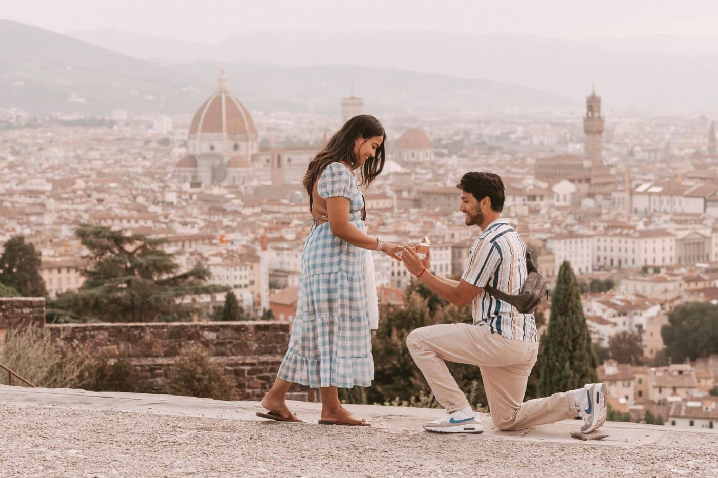 homme demande fiancée à genoux en mariage bague proposal ville de florence en décor hauteur