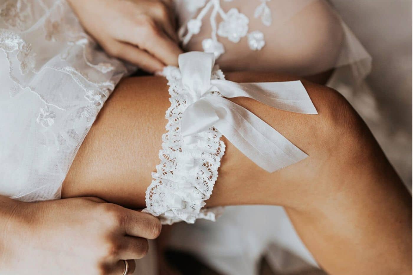 jarretière mariée jambe dentelle tradition mariage gênante