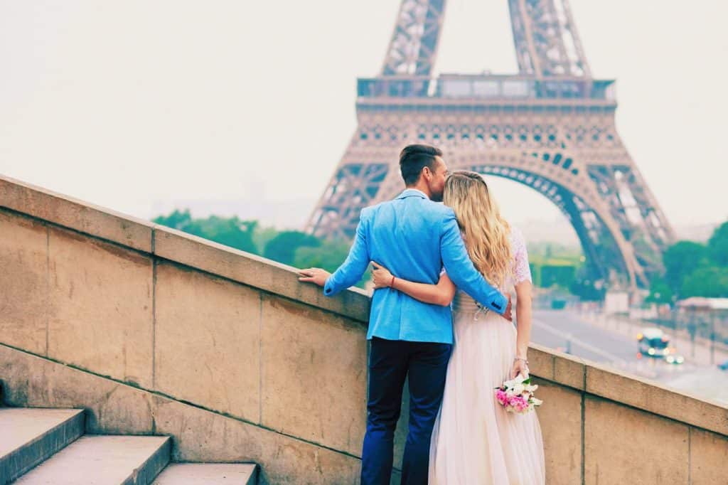 mariés vue de dos s'embrassent devant la tour eiffel depuis le trocadero escalier mariage paris