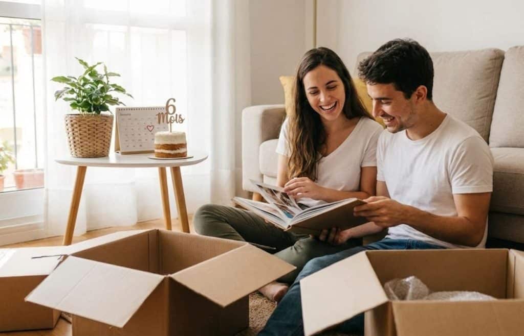 Jeune couple complice célébrant ses noces de mois au cours de la première année de mariage