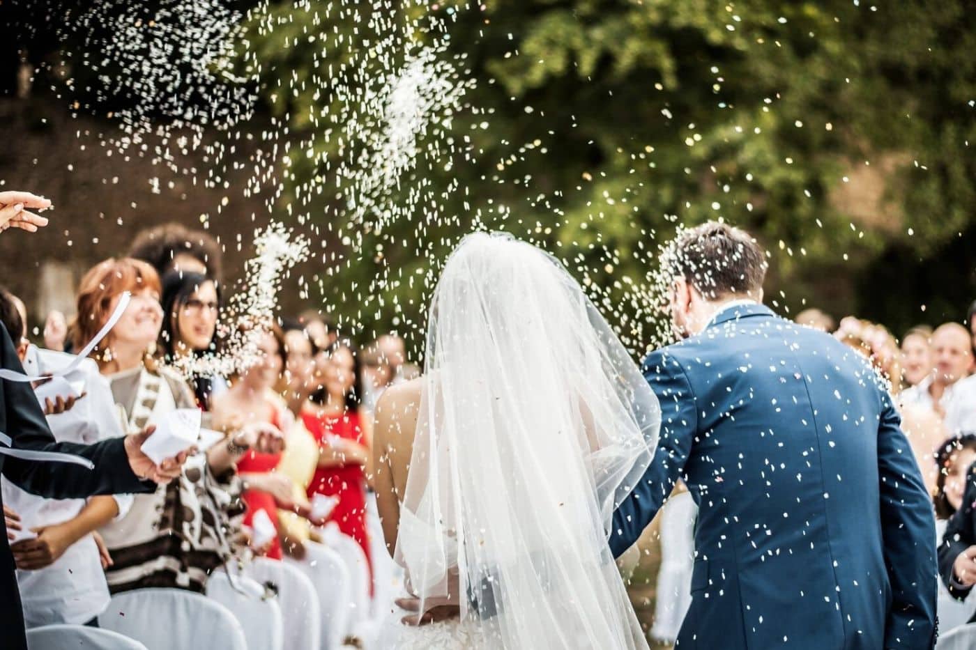 lancer de riz sur les mariés sortie de mairie