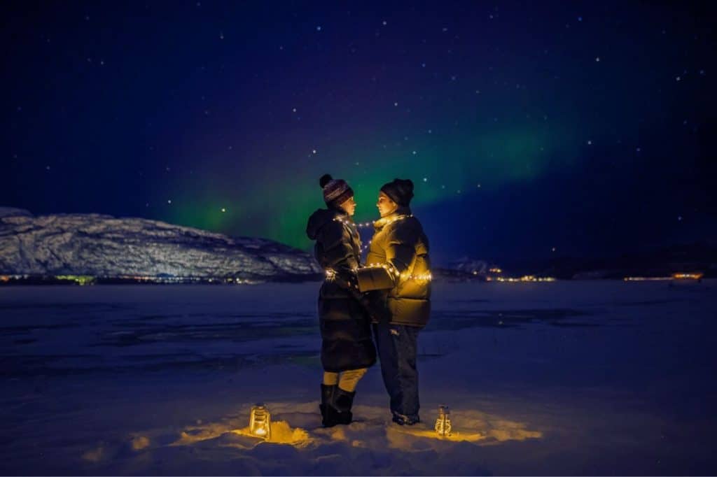 tromso demande en mariage neige aurores boréales ciel nuit couple