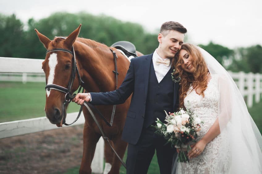 bretagne centre équestre hippique photographie de mariage avec cheval les mariés robe blanche et son mari