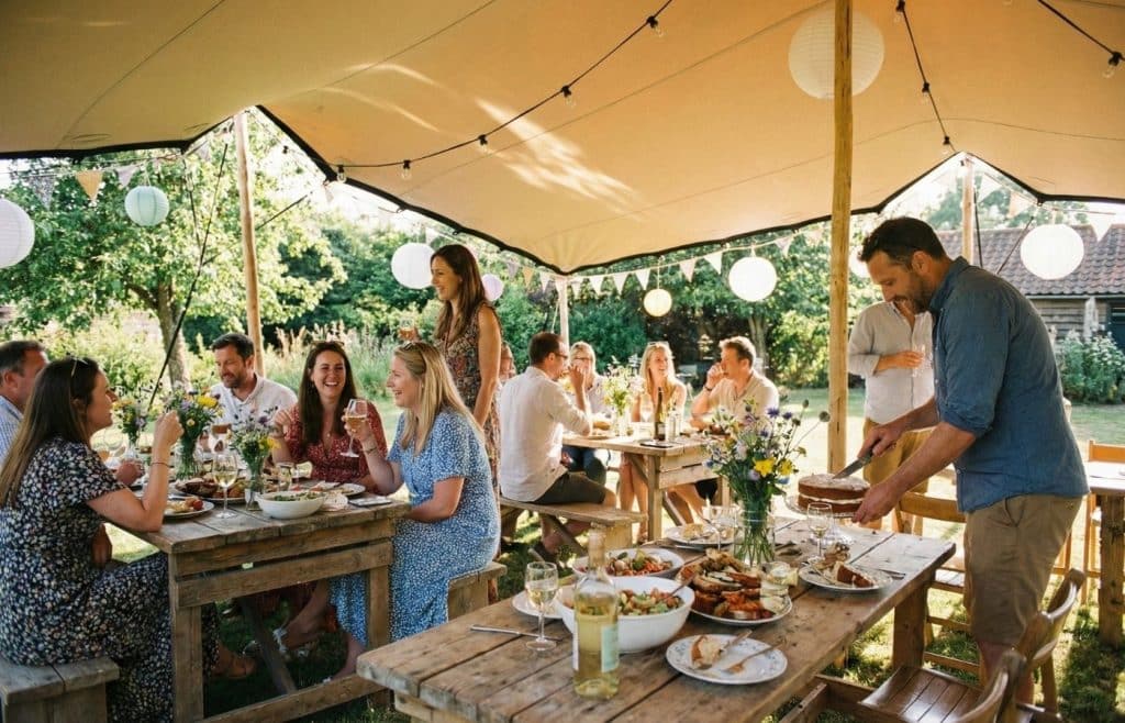 Célébration d'un anniversaire pour un adulte de 40 à 50 ans sous une tente stretch nomade dans un jardin en été
