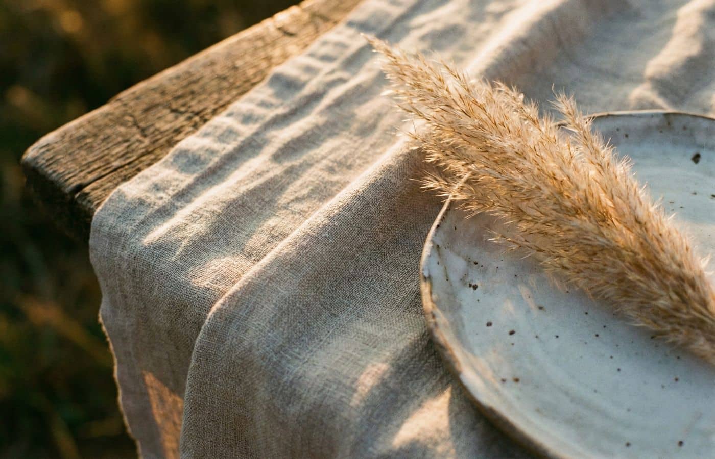 chemin de table en lin avec fleur pampas séchés style boho mariage bohème en extérieur table en bois brut